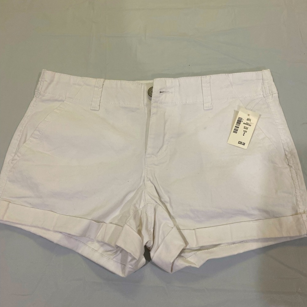 NEW- Juniors white MIDI cuffed shorts - size 4 - 3-1/2 inseam